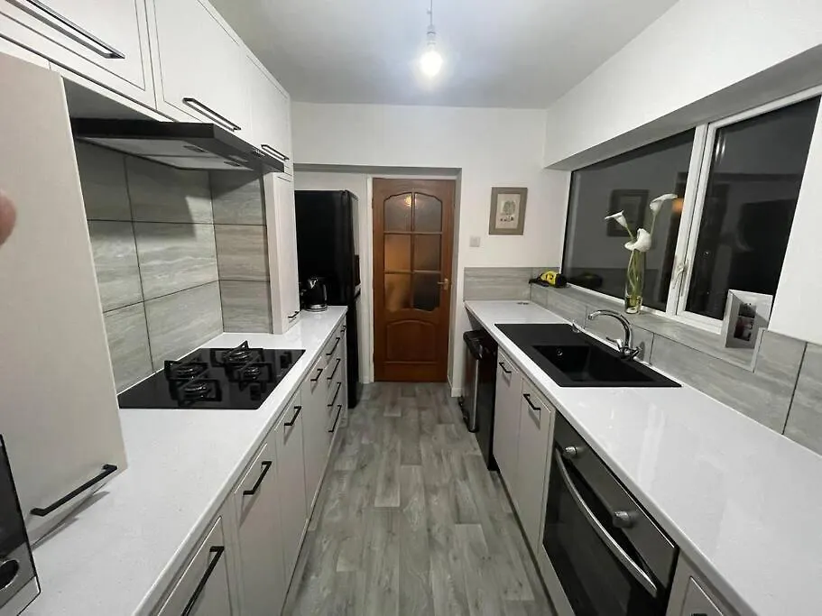 3 Bedroom Apartment With Golf Course View Newcastle upon Tyne 0*,