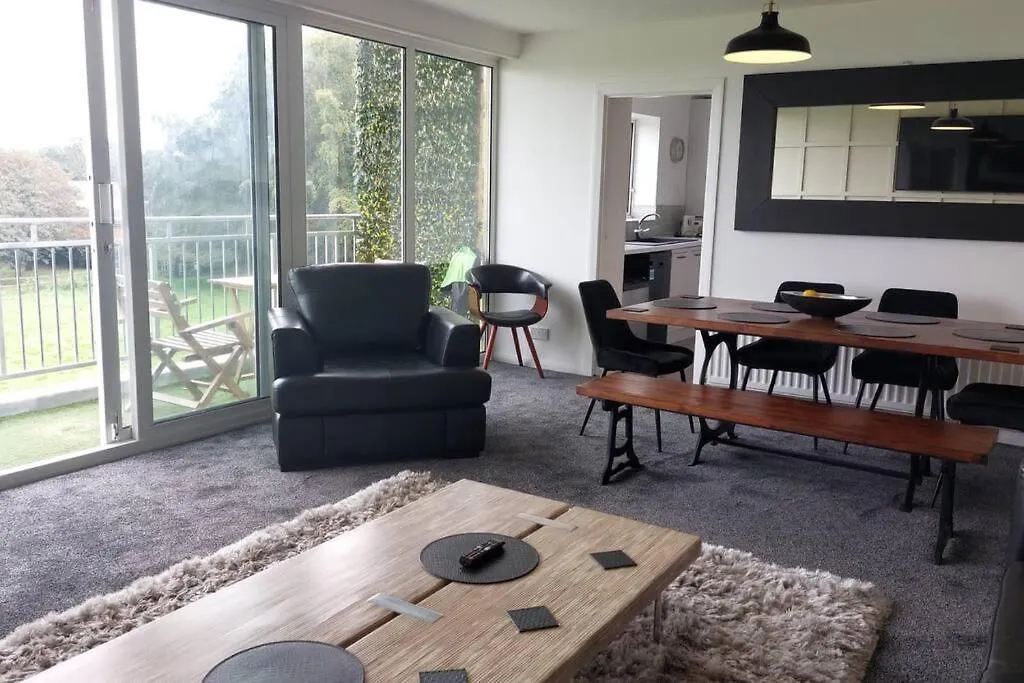 3 Bedroom Apartment With Golf Course View Newcastle upon Tyne 0*,