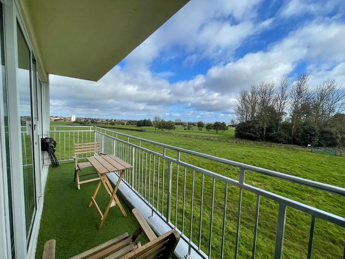 3 Bedroom Apartment With Golf Course View Newcastle upon Tyne