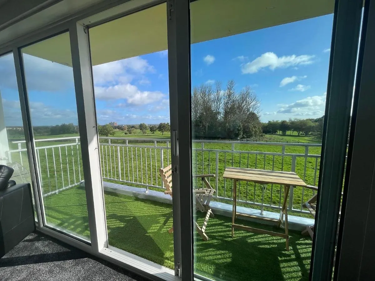3 Bedroom Apartment With Golf Course View Newcastle upon Tyne