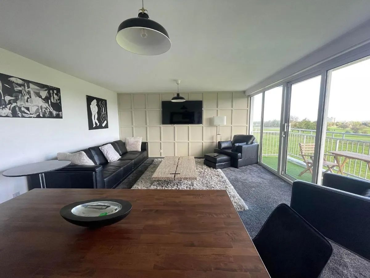 3 Bedroom Apartment With Golf Course View Newcastle upon Tyne 0*,