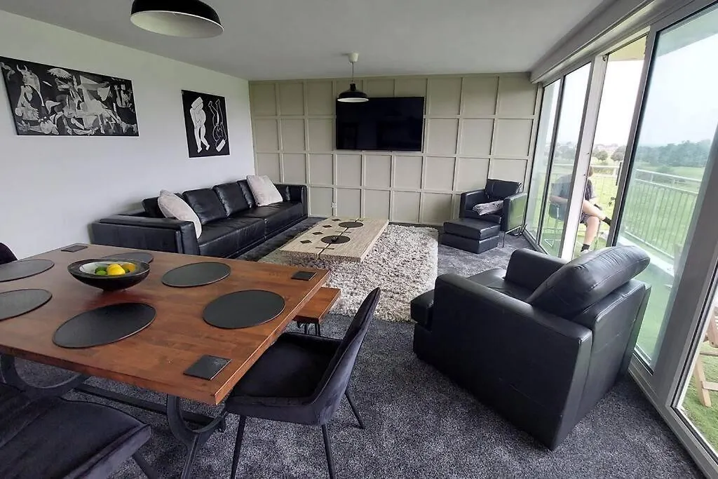 3 Bedroom Apartment With Golf Course View Newcastle upon Tyne
