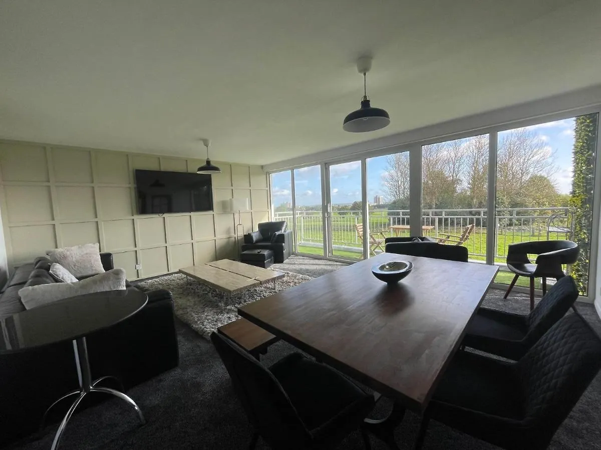 3 Bedroom Apartment With Golf Course View Newcastle upon Tyne Storbritannien