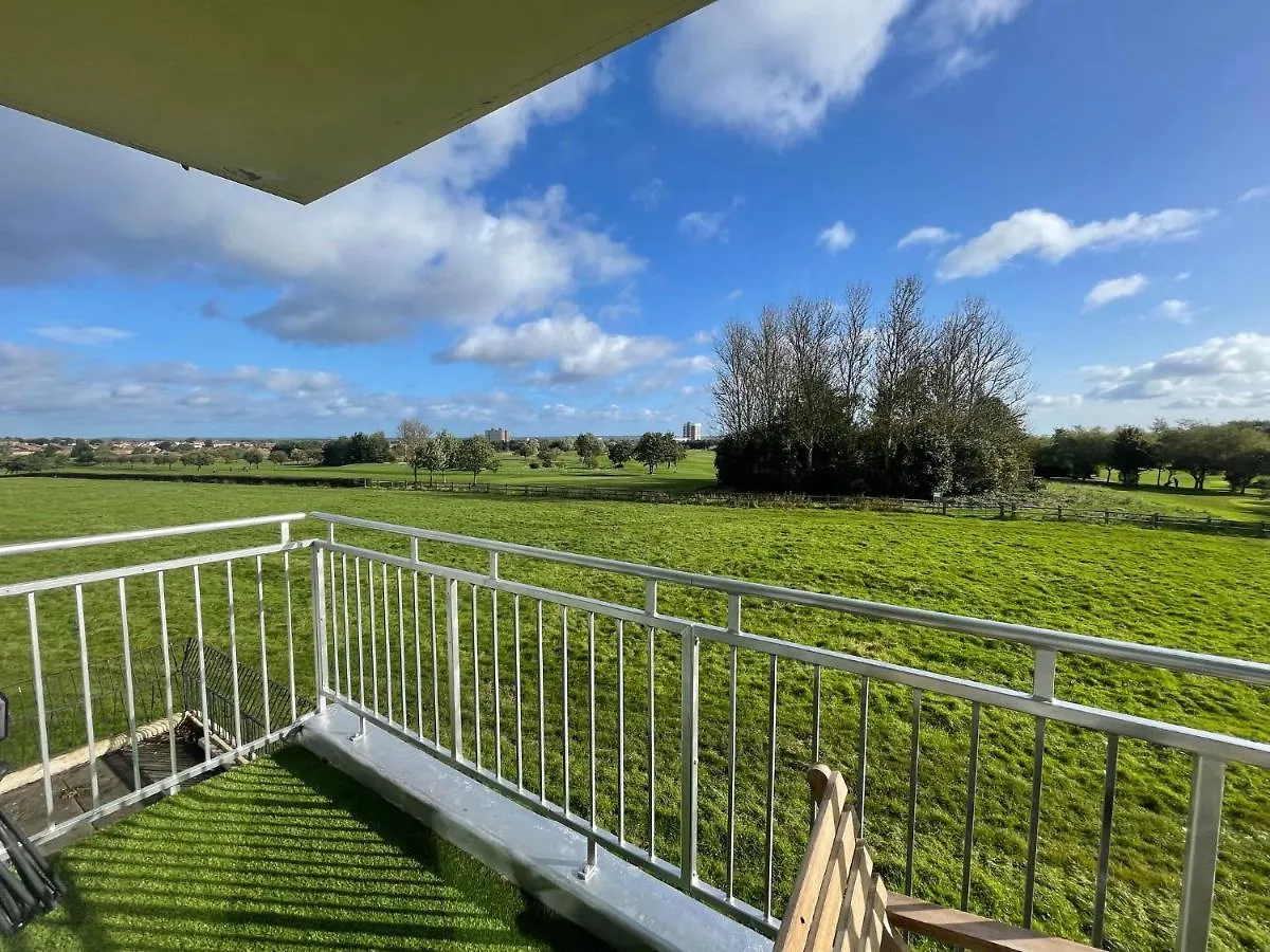 3 Bedroom Apartment With Golf Course View Newcastle upon Tyne