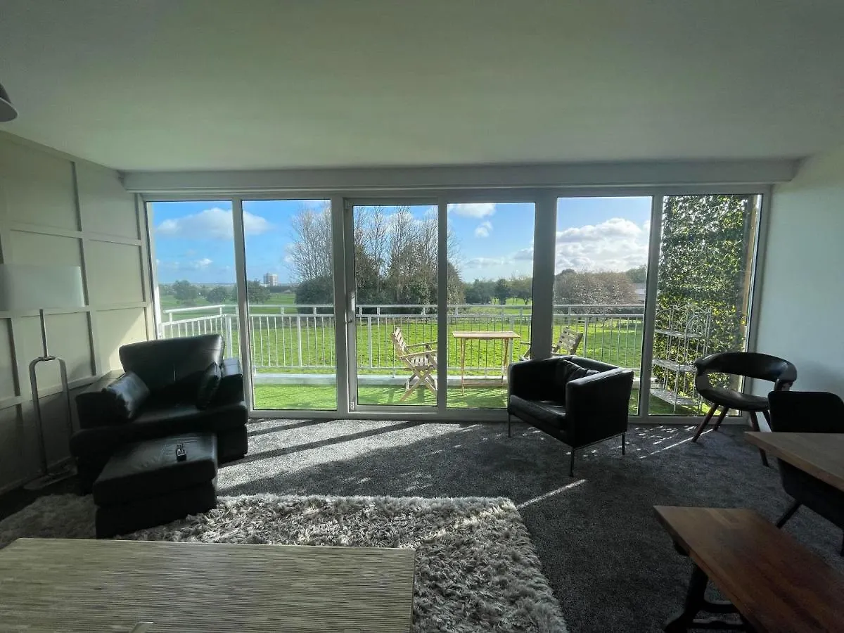 3 Bedroom Apartment With Golf Course View Newcastle upon Tyne