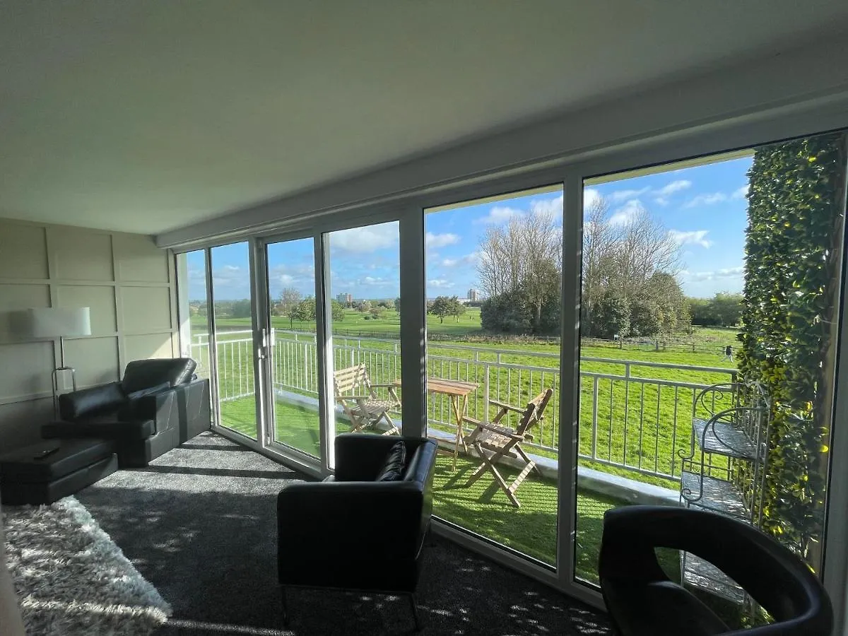 3 Bedroom Apartment With Golf Course View Newcastle upon Tyne 0*,  Storbritannien