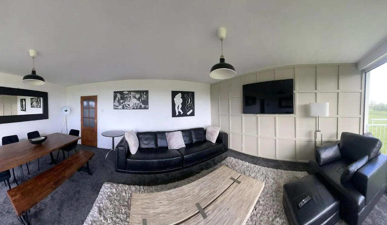 3 Bedroom Apartment With Golf Course View Newcastle upon Tyne